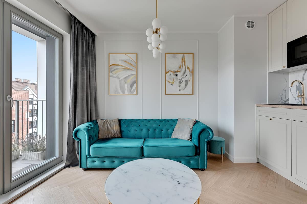 Studiosuite – classic, 1 soverom, ikke-røyk | Oppholdsområde | En 40-tommers smart-TV med kabel-kanaler samt TV