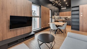 Exclusive Apartment, 2 Bedrooms, Non Smoking | Ruang tamu | 40 inci sebuah televisyen pintar dengan kabel, TV 