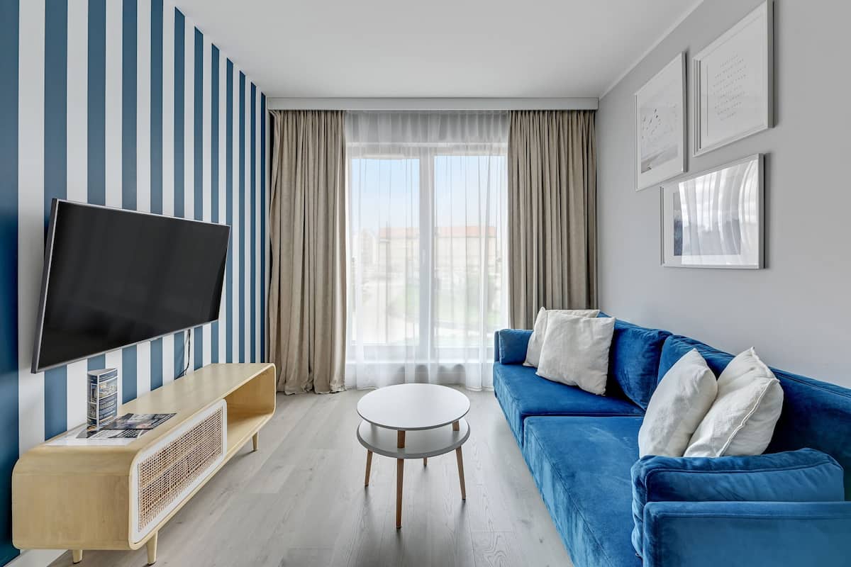 Classic Apartment, 1 Bedroom, Non Smoking | Living area | 40-inch Smart TV with cable channels, TV
