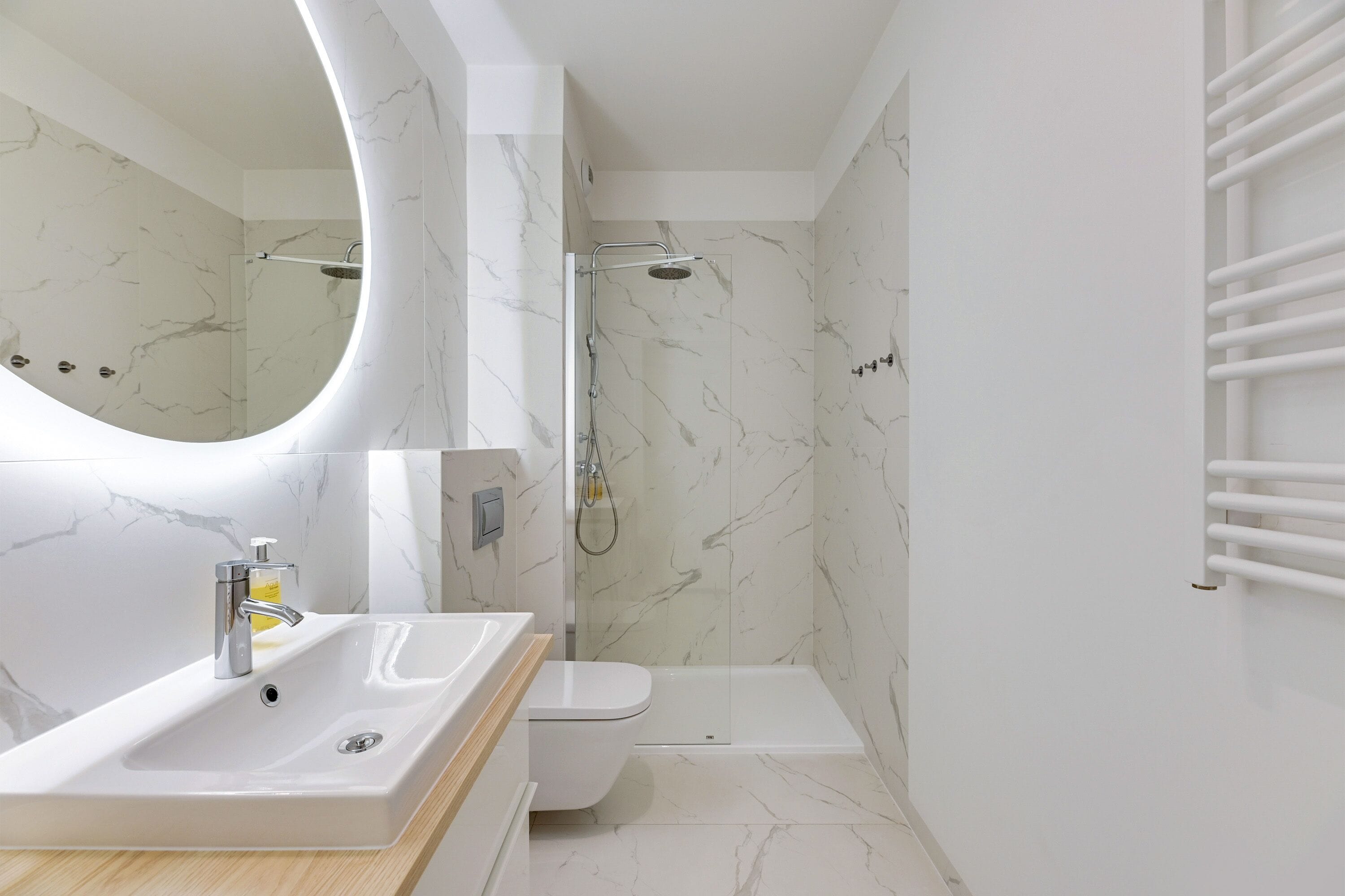 Une salle de bain moderne avec un grand lavabo, des toilettes et une douche.