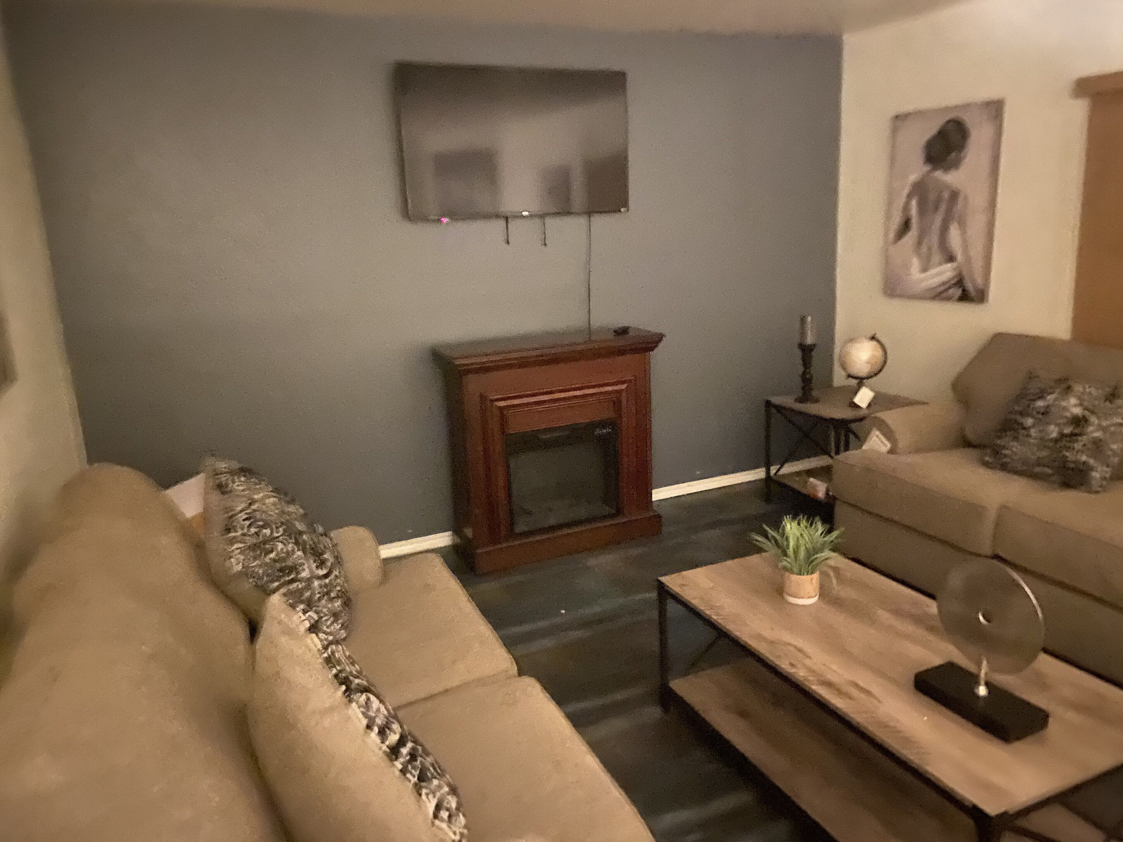 Cozy Comfortable Living- Major highways and attractions near by 