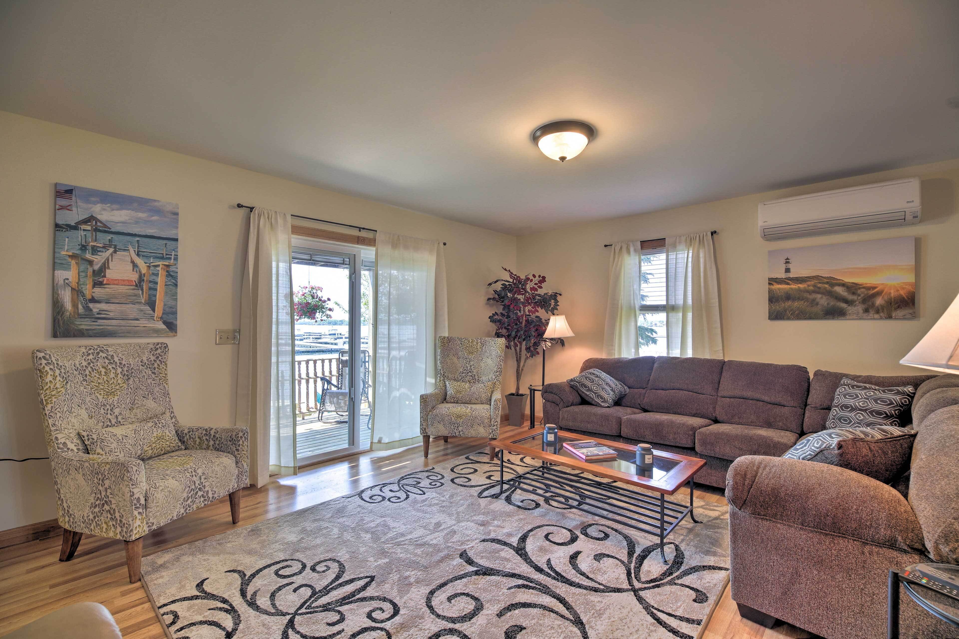 Lake Champlain Home w/ Decks, Kayaks & Fire Pit!