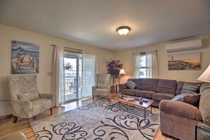 TV - Lake Champlain Home w/ Decks, Kayaks & Fire Pit! (Saint Albans City)