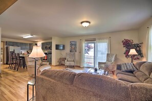 TV - Lake Champlain Home w/ Decks, Kayaks & Fire Pit! (Saint Albans City)