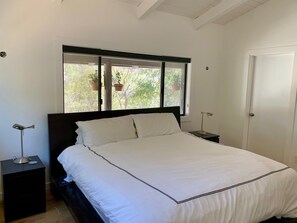 3 bedrooms, desk, iron/ironing board, WiFi