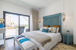 4 عدّة غرف نوم وخزنة داخل الغرفة وتجهيزات عازلة للصوت ومكواة/لوح كي