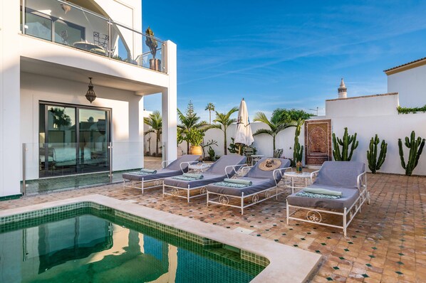 حمّام سباحة خارجي