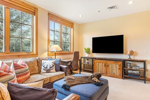 Smart-TV, Kamin, Bücher