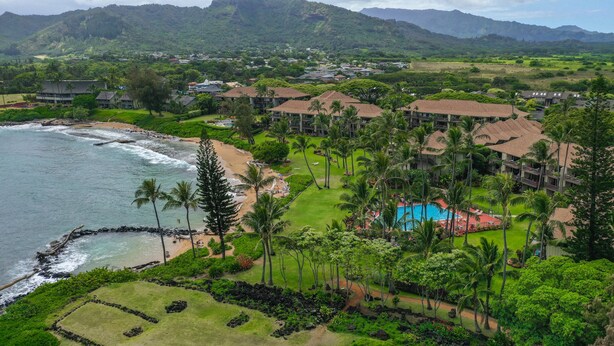 Un complexe hôtelier doté d’une piscine, d’une plage et offrant une vue sur l’océan.