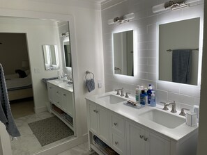 Hiustenkuivaaja, pyyhkeet, saippua, sampoo