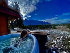 Outdoor spa tub - Peaceful Mountain & Flathead River View home near Glacier NP (Columbia Falls)