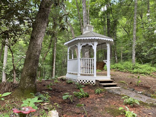 Lolly's Treehouse 10 minutes to Highlands.