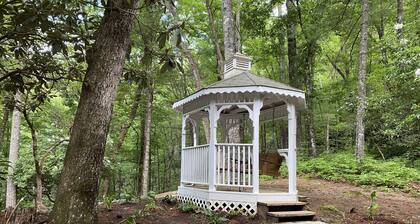 Lolly's Treehouse 10 minutes to Highlands.