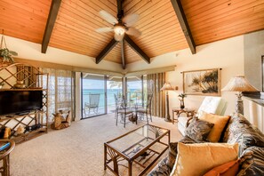 TV, DVD player, books - Fantastic Oceanfront Condo W/ Beach Access, Shared Pool, Large Balcony & WiFi (Lahaina)