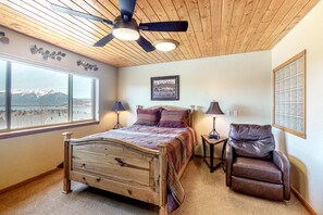 3 bedrooms, desk, iron/ironing board, Internet