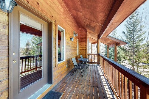 Gorgeous Townhouse w/Free WiFi, Private Washer/Dryer, Lake Views - Near Keystone