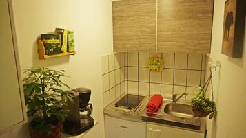 Kühlschrank, Herdplatte, Wasserkocher mit Kaffee-/Teezubehör