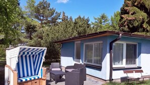 Un petit bâtiment d’un seul étage doté d’un patio.