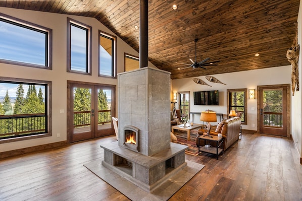 Fernseher, Kamin, Tischfußball