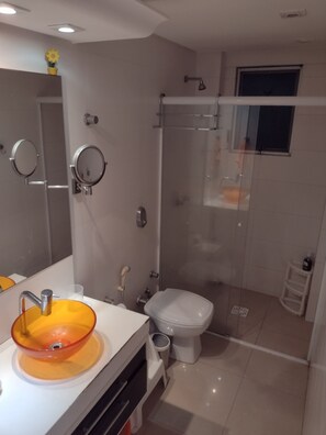 Shower, soap, toilet paper - Apt 1qt Amplo Decorado/mobiliado - 1 Quadra do Mar - Confortável e Localizado (SC)