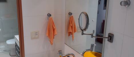 Dusche, Seife, Toilettenpapier