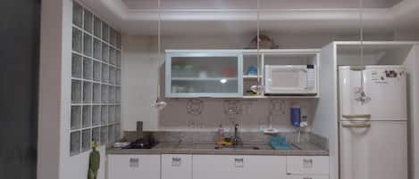 Geladeira, micro-ondas, fogão, cooktop