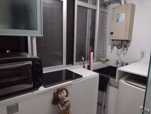 Kühlschrank, Mikrowelle, Ofen, Herdplatte