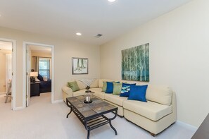 Smart-tv, bøger, stereoanlæg, kontorer