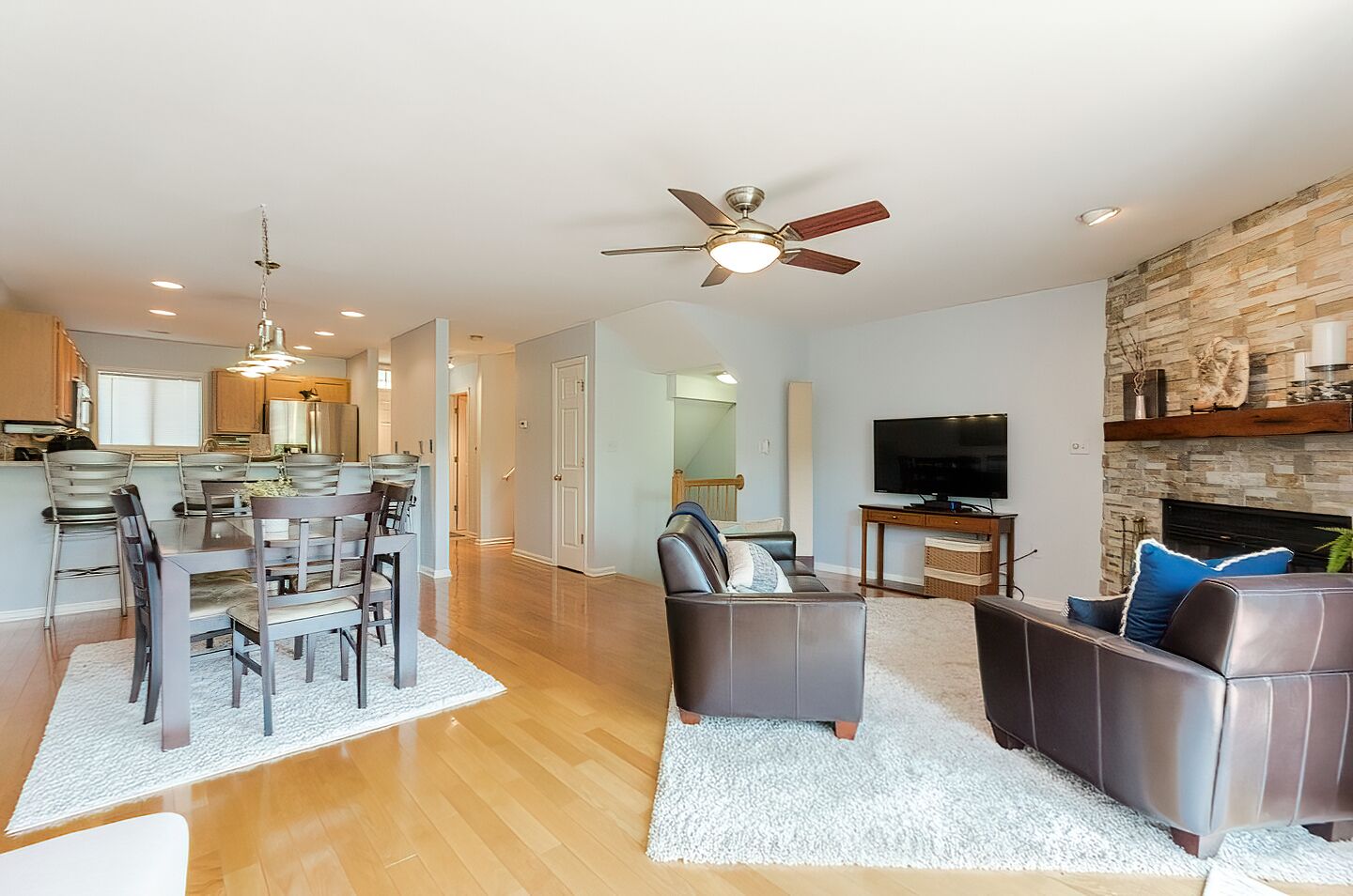 Fishhook Cluster on the Lake Townhome, 3 Decks to Enjoy Nature and Lake Views