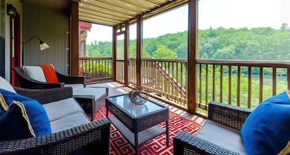 Fishhook Cluster on the Lake Townhome, 3 Decks to Enjoy Nature and Lake Views