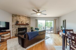 Smart TV, books, stereo, offices