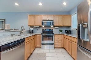 Køleskab, mikrobølgeovn, ovn, kogeplade