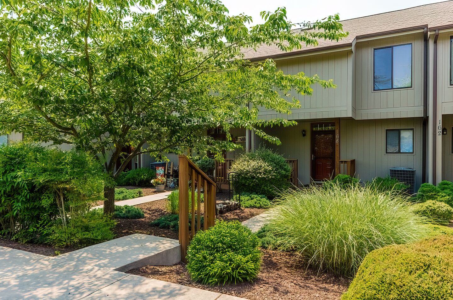 Fishhook Cluster on the Lake Townhome, 3 Decks to Enjoy Nature and Lake Views