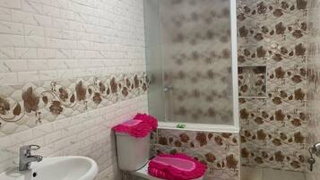 Toallas, jabón, shampoo, papel de baño