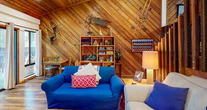Mountain retreat near the lake & skiing with deck, shared pool & grill