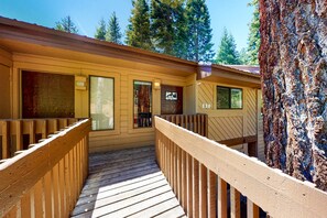Property grounds - Mountain retreat near the lake & skiing with deck, shared pool & grill (Lakeshore)