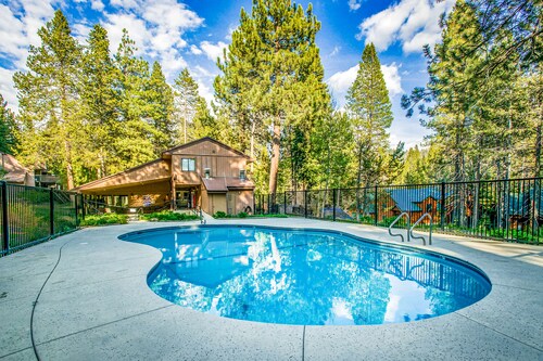 Mountain retreat near the lake & skiing with deck, shared pool & grill
