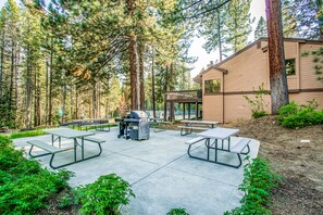 Outdoor dining - Mountain retreat near the lake & skiing with deck, shared pool & grill (Lakeshore)