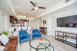 TV - 3N| Charming Private Condo Unit| Unique Gated Complex (Katy)