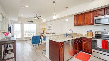 冰箱、微波炉、烤箱、炉灶