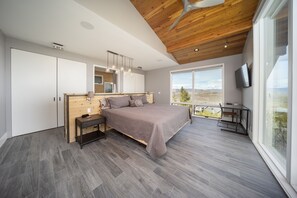 4 bedrooms, desk, iron/ironing board, free WiFi