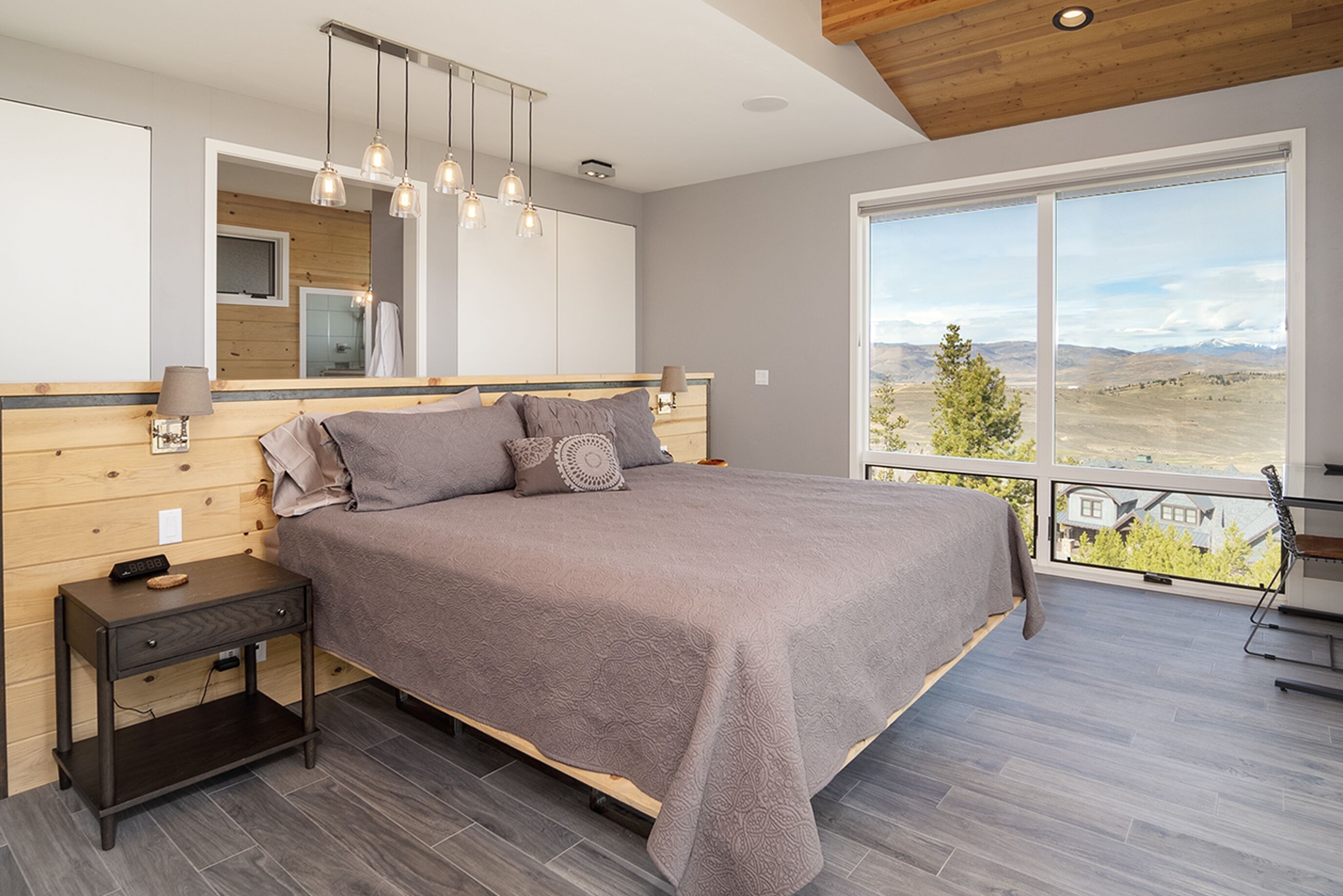 4 bedrooms, desk, iron/ironing board, free WiFi