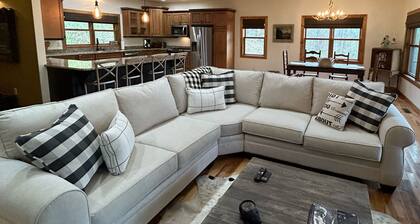 Laurel Creek Lodge-Hot Tub & Creek Access-25 Miles to Asheville