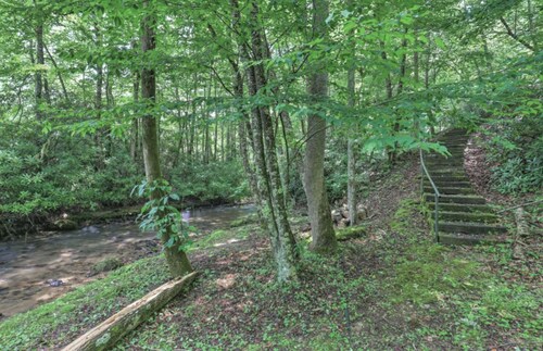 Laurel Creek Lodge-Hot Tub & Creek Access-25 Miles to Asheville