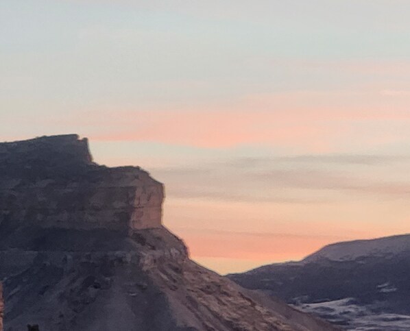 Un paysage montagneux sous un ciel dégagé.