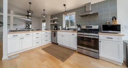 "The Bluff House-Privacy with spectacular views"