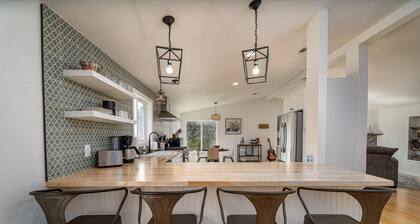 "The Bluff House-Privacy with spectacular views"