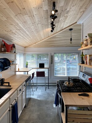 Kühlschrank, Ofen, Herdplatte, Wasserkocher mit Kaffee-/Teezubehör