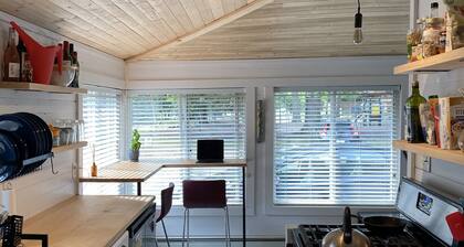 Beautiful cozy cottage 1 block from the lake and Oakwood hotel.