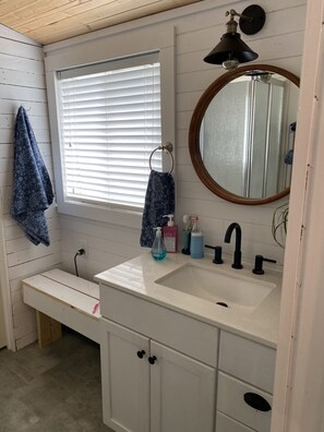 Regadera, secadora de cabello, toallas, papel de baño 